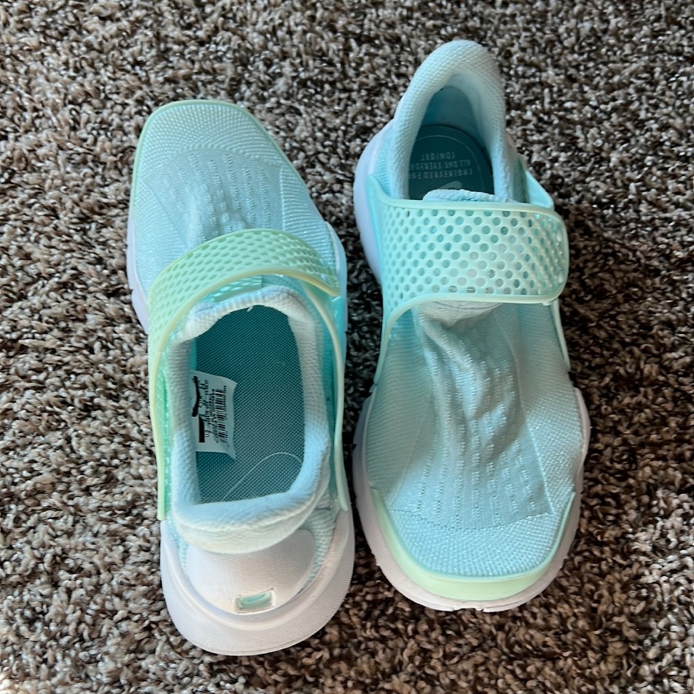 Nike tennis shoes never worn